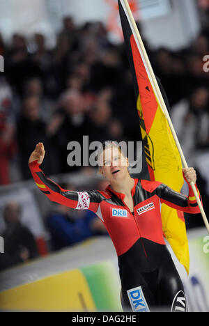 Deutsche Eisschnellläuferin Jenny Wolf feiert ihren Sieg in der Frauen 500 m Eisschnelllauf-Weltcup am Max Aicher Arena in Inzell, Deutschland, 13. März 2011. Foto: ANDREAS GEBERT Stockfoto