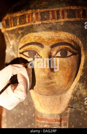 Der Sarkophag von einer ägyptischen Mumie 945-800 v. Chr. datiert wird in Gotha, Deutschland, 14. März 2011 wiederhergestellt. Foto: Michael Reichel Stockfoto