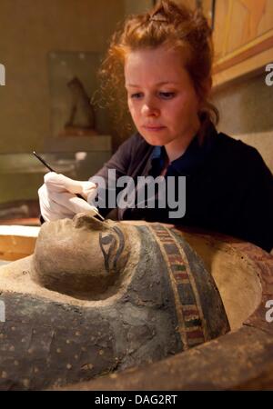 Der Sarkophag von einer ägyptischen Mumie 945-800 v. Chr. datiert wird in Gotha, Deutschland, 14. März 2011 wiederhergestellt. Foto: Michael Reichel Stockfoto