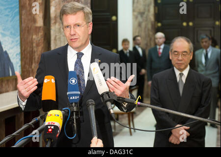 Das Bild zeigt deutsche Präsident Christian Wulff (CDU) (L), geben eine Presseerklärung, stehen neben der Embassador of Japan Takakiro Shinyo (R), nach seinem Besuch der Anteilnahme in der japanischen Botschaft in Berlin, Deutschland am 14. März 2011. FOTO: TOBIAS KLEINSCHMIDT Stockfoto