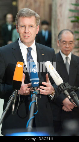 Das Bild zeigt deutsche Präsident Christian Wulff (CDU) (L), geben eine Presseerklärung, stehen neben der Embassador of Japan Takakiro Shinyo (R), nach seinem Besuch der Anteilnahme in der japanischen Botschaft in Berlin, Deutschland am 14. März 2011. FOTO: TOBIAS KLEINSCHMIDT Stockfoto