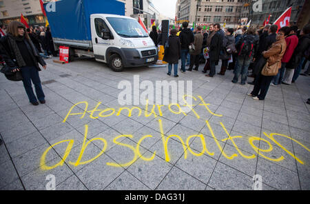 Das Bild zeigt ein Graffiti, das "Switch Off Nuclear Power" auf dem Bürgersteig bei einer Anti-Atom Mahnwache in Frankfurt/Main, Deutschland am 14. März 2011 liest. Mehrere hundert Menschen gedachte der Opfer der Erdbebenkatastrophe in Japan und gegen Atomkraft protestiert. Foto: Frank Rumpenhorst Stockfoto