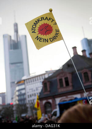 Das Bild zeigt einen Banner, das liest "Atomkraft - Nein Danke" bei einer Anti-Atom Mahnwache in Frankfurt/Main, Deutschland am 14. März 2011. Mehrere hundert Menschen gedachte der Opfer der Erdbebenkatastrophe in Japan und gegen Atomkraft protestiert. Foto: Frank Rumpenhorst Stockfoto