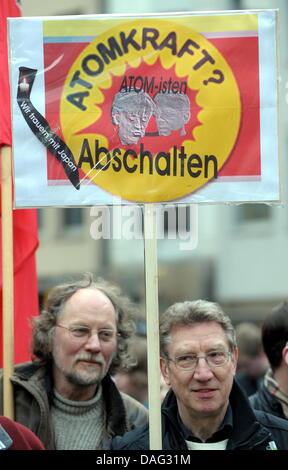 Das Bild zeigt zwei DemonstrantInnen hält eine Fahne, die "Switch Off - Kernkraft" liest bei einer Anti-Atom Mahnwache in Frankfurt/Main, Deutschland am 14. März 2011. Mehrere hundert Menschen gedachte der Opfer der Erdbebenkatastrophe in Japan und gegen Atomkraft protestiert. Foto: Frank Rumpenhorst Stockfoto