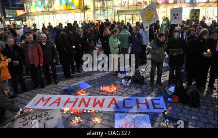 Das Bild zeigt eine Anti-Atom Mahnwache in Chemnitz, Deutschland am 14. März 2011. Mehrere hundert Menschen gedachte der Opfer der Erdbebenkatastrophe in Japan und gegen Atomkraft protestiert. Foto: Hendrik Schmidt Stockfoto