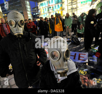 Das Bild zeigt eine Anti-Atom Mahnwache in Chemnitz, Deutschland am 14. März 2011. Mehrere hundert Menschen gedachte der Opfer der Erdbebenkatastrophe in Japan und gegen Atomkraft protestiert. Foto: Hendrik Schmidt Stockfoto