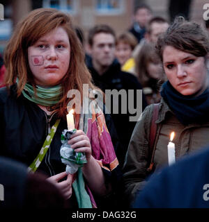 Das Bild zeigt zwei Demonstranten bei einer Anti-Atom Mahnwache in Potsdam, Deutschland am 14. März 2011. Die nukleare Katastrophe in Japan haben die deutsche Debatte über die Sicherheit der Kernenergie neu entfacht. FOTO: ROBERT SCHLESINGER Stockfoto