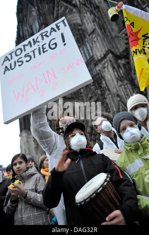 Das Bild zeigt die DemonstrantInnen bei einer Anti-Atom Mahnwache in Köln am 14. März 2011. Die nukleare Katastrophe in Japan haben die deutsche Debatte über die Sicherheit der Kernenergie neu entfacht. Foto: Henning Kaiser Stockfoto