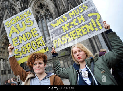 Das Bild zeigt zwei Frauen bei einer Anti-Atom Mahnwache in Köln am 14. März 2011. Die nukleare Katastrophe in Japan haben die deutsche Debatte über die Sicherheit der Kernenergie neu entfacht. Foto: Henning Kaiser Stockfoto