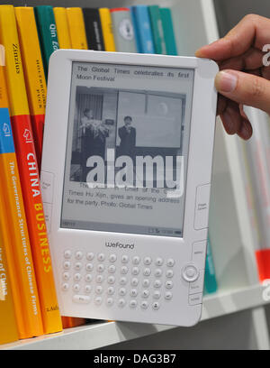 Ein Datei-Bild, aufgenommen am 13. Oktober 2009 zeigt eine e-Buch, die ein Bücherregal während der Buch-Messe in Frankfurt am Main entnommen wird. Interesse an e-Books sind in den letzten Jahren wurde nicht in Deutschland hoch. Die Buchbranche sieht nun eine Änderung in den Gewohnheiten der Kunden und ein Durchbruch für das e-Book im Jahr 2011. Foto: Uwe Anspach Stockfoto