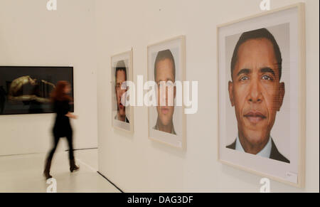 Ein Besucher geht vorbei an Fotografien von Fotograf Martin Schoeller bei einer Presse-Tour in der Ausstellung "Traum-Mann" im Haus der Photographie in Hamburg, Deutschland, 10. März 2011. Die Ausstellung zeigt Bilder von 50 star-Fotografen, die ihre Vision von der ideale Mann vom 11 März bis 22 Mai anzeigen. Foto: Malte Christen Stockfoto