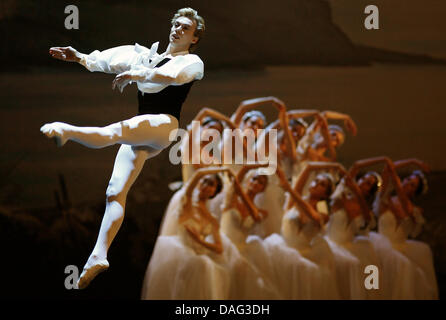 Ein Datei-Bild vom 24. September 2009 zeigt die Tänzerin und der Intendant des Staatsballetts Berlin, Vladimir Malakhov, während eine Generalprobe vor der Eröffnungsgala für die neue Saison der Staatsoper in Berlin, Deutschland. Foto: Hannibal Stockfoto