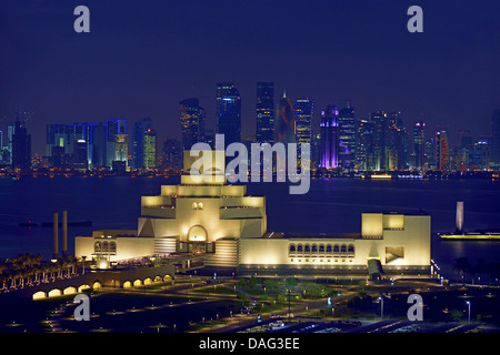 nächtliche Panoramablick über die Stadt mit Doha Museum für islamische Kunst in den Vordergrund, Katar, Doha Stockfoto