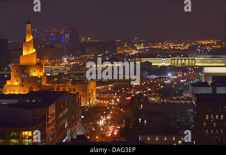 nächtliche Panoramablick über die Stadt mit der Fanar Islamic Centre auf der linken Seite, Katar, Doha Stockfoto