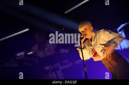 Schwedische Pop-Sängerin Robyn führt auf der Bühne im TV-Studio 5 in Hamburg, Deutschland, 15. März 2011. Die so genannten "Telekom Street Gigs" sind eine Reihe von live-Konzerte von Bands, die an ungewöhnlichen Orten durchführen. Foto: Angelika Warmuth Stockfoto