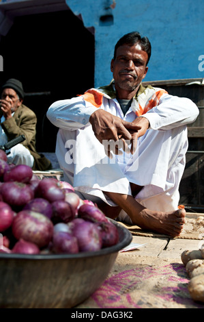 Porträt eines Mannes in seinem Gemüse Stall in ein Straßenmarkt. Jodhpur, Rajasthan, Indien Stockfoto