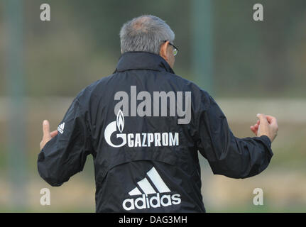 (Datei) - ein Datei-Bild vom 6. Januar 2011 zeigt Schalke Trainer Felix Magath gebende Anweisungen, um sein Team zu einem Trainingslager in Belek, Türkei. Nach Angaben des FC Schalke 04 am 16. März 2011 hat der Fußballverein beenden Zusammenarbeit mit Trainer Felix Magath. Foto: SOEREN STACHE Stockfoto