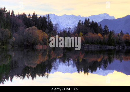 Blick vom Murnauer Moos auf Wettersteingebirge mit Alpspitz, Waxenstein und Zugspitze, Deutschland, Bayern, Oberbayern, Oberbayern Stockfoto