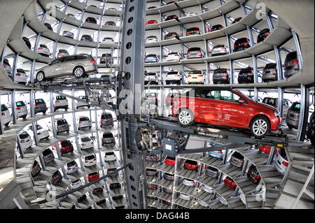 Ein VW Golf Cabrio und ein Passat Variant werden in einen freien Steckplatz in der Autotürme bei Volkswagen Autostadt in Wolfsburg, Deutschland, 9. März 2011 transportiert. Foto: Jochen Luebke Stockfoto