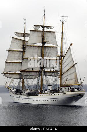 (Dpa-Datei) Ein Datei-Bild vom 2. März 2009 zeigt das marine-Schulschiff "Gorch Fock" verlässt den Hafen von Kiel, Deutschland. Auf Mittwoch, 16. März 2011 des Verteidigungsausschusses des Deutschen Bundestages der Untersuchungsbericht der 221 Offizier Kadetten und die 192 Mitglieder der Besatzung ausgewertet. Foto: Maurizio Gambarini. Stockfoto