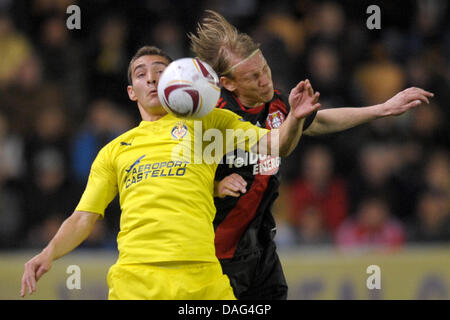 Marco Ruben Villarreal (L) und Leverkusens Domagoj Vida-Kampf um den Ball während der UEFA Europa League Runde 16 zweite Bein match Bayer 04 Leverkusen Vs Villarreal C.F. Al Madrigal-Stadion in Villarreal, Spanien, 17. März 2011. Villareal gewann das Rückspiel mit 2: 1 und bewegt sich bis zum Viertelfinale mit insgesamt 5: 3 gewinnen. Foto: Federico Gambarini Stockfoto