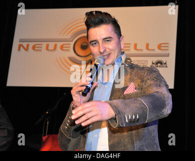 Österreichische Sänger Andreas Gabalier Gesten bei einem Treffen von Koch Universal Music in München, 17. März 2011. Foto: Volker Dornberger Stockfoto