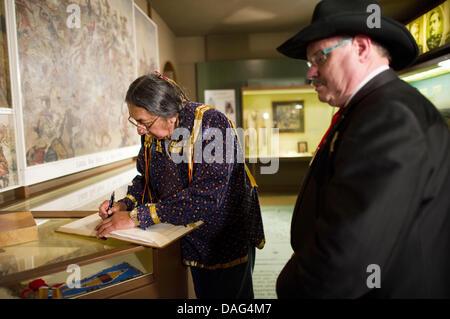 Ernie LaPointe (L), Ur-Enkel der Hunkpapa-Lakota-Sioux Häuptling Sitting Bull, unterschreibt das Gästebuch nach einem Besuch bei Karl-May-Museum in Radebeul, Deutschland, 17. März 2011. Nach dem Besuch stellte LaPointe sein Buch "Sitting Bull - His Life and Legacy". Foto: Arno Burgi Stockfoto