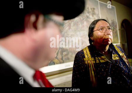 Ernie Lapointe (R), Urenkel des Hunkpapa Lakota Sioux Häuptling Sitting Bull, besucht Karl-May-Museum in Radebeul, Deutschland, 17. März 2011. Nach dem Besuch stellte LaPointe sein Buch "Sitting Bull - His Life and Legacy". Foto: Arno Burgi Stockfoto