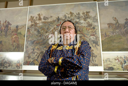 Ernie LaPointe, Urenkel des Hunkpapa Lakota Sioux Häuptling Sitting Bull, besucht Karl-May-Museum in Radebeul, Deutschland, 17. März 2011. Nach dem Besuch stellte LaPointe sein Buch "Sitting Bull - His Life and Legacy". Foto: Arno Burgi Stockfoto