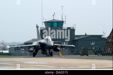 Eine französische Rafale Kampfflugzeug startet vom militärischen Basis Saint-Dizier, Frankreich, 19. März 2011. Die Jets gehen für Libyen eine Flugverbotszone durchzusetzen und Zivilisten und kampfbereiten Rebellentruppen zu schützen. Augenzeugen berichten, dass Kampfjets libyschen Luftraum bereits eingegeben hatte, während ein Sondergipfel zum Thema noch in der Sitzung in Paris wurde. Foto: SEBASTIEN DUPONT/Ministère DE LA Défense Stockfoto