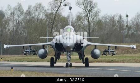 Eine französische Rafale Kampfflugzeug startet vom militärischen Basis Saint-Dizier, Frankreich, 19. März 2011. Die Jets gehen für Libyen eine Flugverbotszone durchzusetzen und Zivilisten und kampfbereiten Rebellentruppen zu schützen. Augenzeugen berichten, dass Kampfjets libyschen Luftraum bereits eingegeben hatte, während ein Sondergipfel zum Thema noch in der Sitzung in Paris wurde. Foto: SEBASTIEN DUPONT/Ministère DE LA Défense Stockfoto