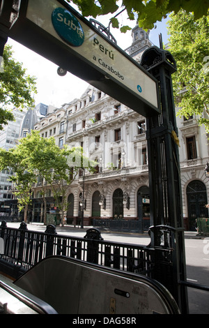 Der Eingang von der Strasse zur Perú u-Bahn-Station an der Avenida de Mayo in Buenos Aires, Argentinien Stockfoto