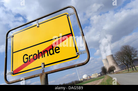 Ein Schild zeigt die gekreuzten Namen von Grohnde mit dem Kernkraftwerk, das Energiekonzern E.ON und der Stadt Bielefeld in Emmerthal, Deutschland, 20. März 2011 läuft. Das Kraftwerk wurde 1984 errichtet und ist laut dem Ministerium für Environmental Affairs in Niedersachsen, Erdbeben sicher. Sie sagen, dass Standby-Strom kein Problem sein wird. Jeder Kernreaktor ausgestattet Stockfoto