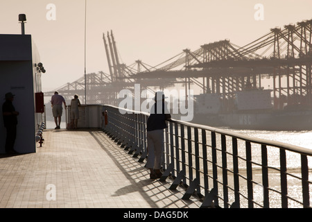 Salalah, Oman MV Minerva, Ankunft im Hafen bei Sonnenuntergang Stockfoto