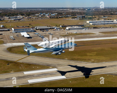 Space Shuttle Endeavour auf einer modifizierten Boeing 747 Shuttle Trägerflugzeug. Optimierte Version eines NASA-Images. Kredit NASA Stockfoto