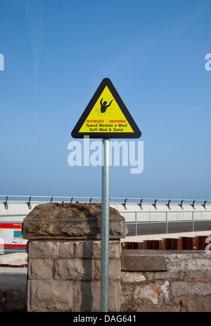 Zweisprachige Welsh / englische Warnschild - weichen Schlamm & Sand am Voryd / Abwehrkräfte Foryd Hafen mit Meer im Hintergrund Stockfoto