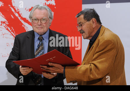 Socilologist und Philosoph Oskar Negt (l) ist ausgezeichnet mit dem August-Bebel-Preis durch die deutsche Literatur Nobelpreis Nobelpreisträger Günther Grass am Willy-Brandt-Haus in Berlin, Deutschland, 21. März 2011. Negt ist der erste Preisträger, der Preis von der neu gegründeten Bebel-Stiftung zu erhalten. Der Preis ist mit 10 000 Euro und von nun an alle zwei Jahre vergeben werden. Foto: Joerg Carste Stockfoto