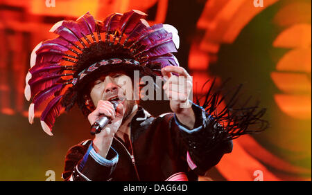 Der Sänger der britischen Band Jamiroquai, Jay Kay, führt auf der Bühne in der O2 World Konzertarena in Hamburg, Deutschland, 21. März 2011. Im Zuge ihrer "Rock Durst Light Star Tour" führen die Band auch in München, Stuttgart, Berlin, Oberhausen, Mainz und Ulm. Foto: Angelika Warmuth Stockfoto