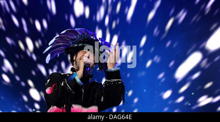 Der Sänger der britischen Band Jamiroquai, Jay Kay, führt auf der Bühne in der O2 World Konzertarena in Hamburg, Deutschland, 21. März 2011. Im Zuge ihrer "Rock Durst Light Star Tour" führen die Band auch in München, Stuttgart, Berlin, Oberhausen, Mainz und Ulm. Foto: Angelika Warmuth Stockfoto