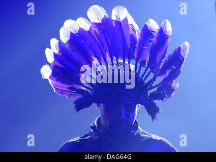 Der Sänger der britischen Band Jamiroquai, Jay Kay, führt auf der Bühne in der O2 World Konzertarena in Hamburg, Deutschland, 21. März 2011. Im Zuge ihrer "Rock Durst Light Star Tour" führen die Band auch in München, Stuttgart, Berlin, Oberhausen, Mainz und Ulm. Foto: Angelika Warmuth Stockfoto