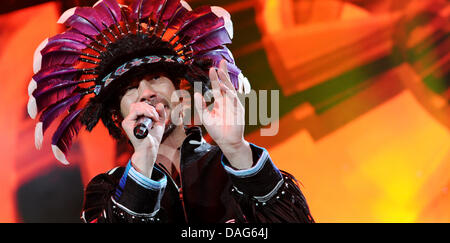 Der Sänger der britischen Band Jamiroquai, Jay Kay, führt auf der Bühne in der O2 World Konzertarena in Hamburg, Deutschland, 21. März 2011. Im Zuge ihrer "Rock Durst Light Star Tour" führen die Band auch in München, Stuttgart, Berlin, Oberhausen, Mainz und Ulm. Foto: Angelika Warmuth Stockfoto