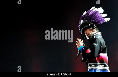 Der Sänger der britischen Band Jamiroquai, Jay Kay, führt auf der Bühne in der O2 World Konzertarena in Hamburg, Deutschland, 21. März 2011. Im Zuge ihrer "Rock Durst Light Star Tour" führen die Band auch in München, Stuttgart, Berlin, Oberhausen, Mainz und Ulm. Foto: Angelika Warmuth Stockfoto