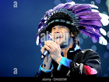 Der Sänger der britischen Band Jamiroquai, Jay Kay, führt auf der Bühne in der O2 World Konzertarena in Hamburg, Deutschland, 21. März 2011. Im Zuge ihrer "Rock Durst Light Star Tour" führen die Band auch in München, Stuttgart, Berlin, Oberhausen, Mainz und Ulm. Foto: Angelika Warmuth Stockfoto