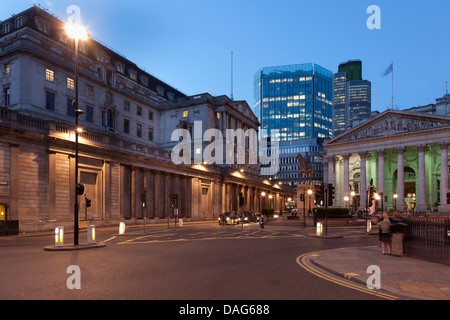 Die Bank of England, The Royal Exchange und Tower 42 in der Nacht, Bank Junction City of London, England Stockfoto