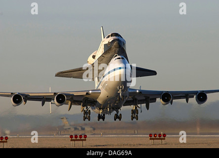 Space Shuttle Endeavour montiert auf einer modifizierten Boeing 747 Shuttle Carrier optimierte Version von ein Originalbild der NASA NASA Credit Stockfoto