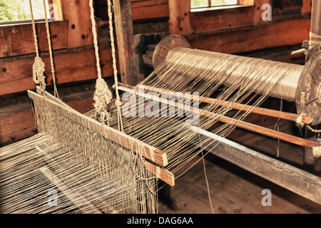 Werkstatt für Weberei in Paś-Filipek Einfamilienhaus in dem Orava Volkskunde Park Museum in Zubrzyca Górna, Polen Stockfoto