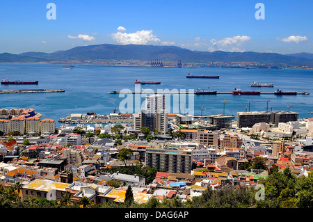 Öltanker in der Bar von Gibraltar, spanischen Festland im Hintergrund, Gibraltar, Gibraltar Stockfoto