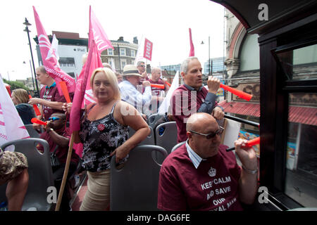 London, UK. 12. Juli 2013. Postangestellten aus Communications Workers Union CWU Reisen auf einem offenen Bus durch London-Kampagne gegen die Privatisierung der Regierung von Royal Mail. Die offene Bus reiste auf einer Strecke, einschließlich der Hauptsitz der UBS und Goldman Sachs Handelsvermittlung von Royal Mail sowie der Abteilung für Business, Whitehall und den Houses of Parliament in Westminster Credit: Amer Ghazzal/Alamy Live-Nachrichten Stockfoto