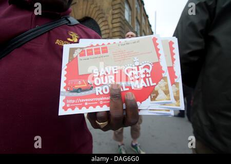 London, UK. 12. Juli 2013. Postangestellten aus Communications Workers Union CWU verteilen Flugblätter und Postkarten gegen die Privatisierung der Regierung von Royal Mail. Bildnachweis: Amer Ghazzal/Alamy Live-Nachrichten Stockfoto