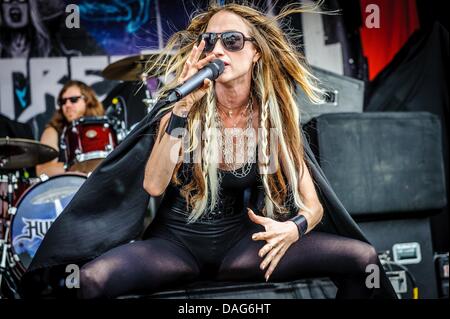 Toronto, Ontario, Kanada. 10. Juli 2013. JILL JANUS, führt Sänger für US-amerikanische Metal-Band Huntress Monster Rockstar Energy Mayhem Festival in Toronto. Bildnachweis: Igor Vidyashev/ZUMAPRESS.com/Alamy Live-Nachrichten Stockfoto